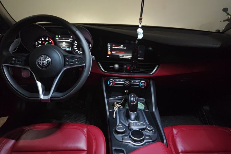 Used Alfa Romeo Giulia 2019 2.0T 280HP Black Package Limited Edition Center Console