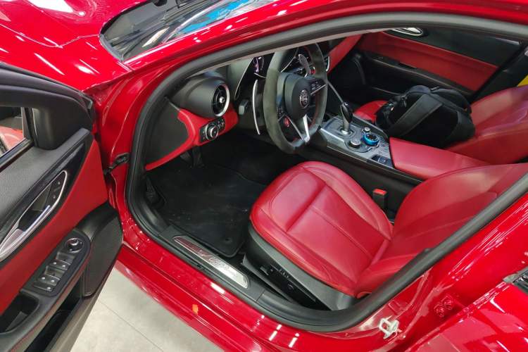 Used Alfa Romeo Giulia 2019 2.0T 280HP Luxury Edition Driver Seat