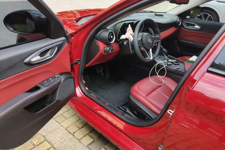 Used Alfa Romeo Giulia 2019 2.0T 280HP Black Package Limited Edition Driver Seat
