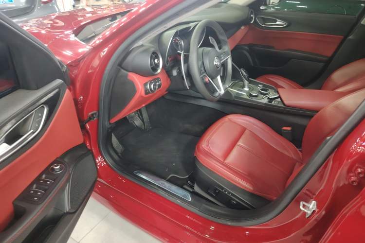 Used Alfa Romeo Giulia 2019 2.0T 280HP Luxury Edition Driver Seat