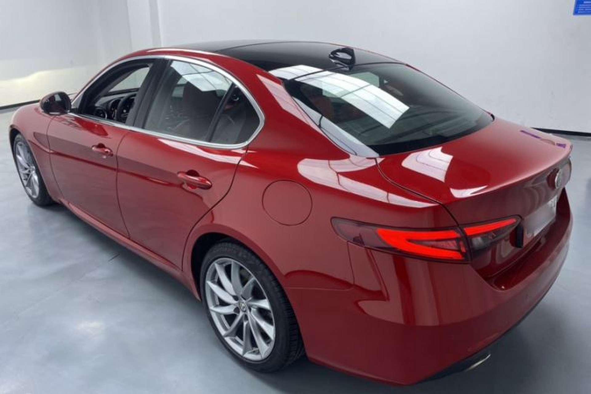 Used Alfa Romeo Giulia 2019 2.0T 280HP Luxury Edition Exterior 3