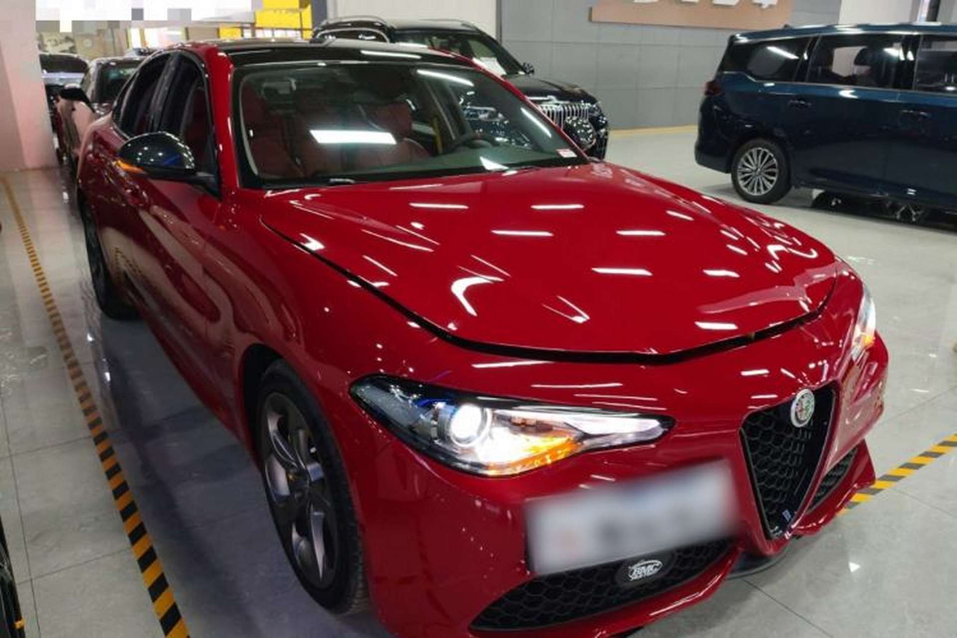 Used Alfa Romeo Giulia 2019 2.0T 280HP Luxury Edition Front Right 45 Deg