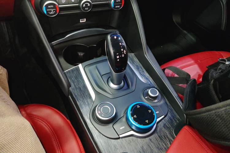 Used Alfa Romeo Giulia 2019 2.0T 280HP Luxury Edition Gear Lever