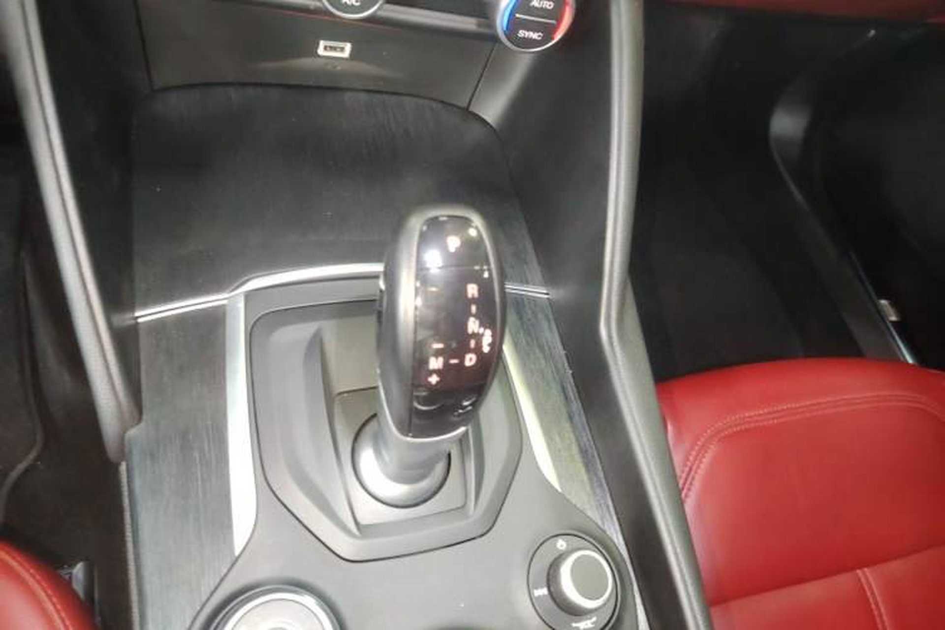 Used Alfa Romeo Giulia 2019 2.0T 280HP Luxury Edition Gear Lever