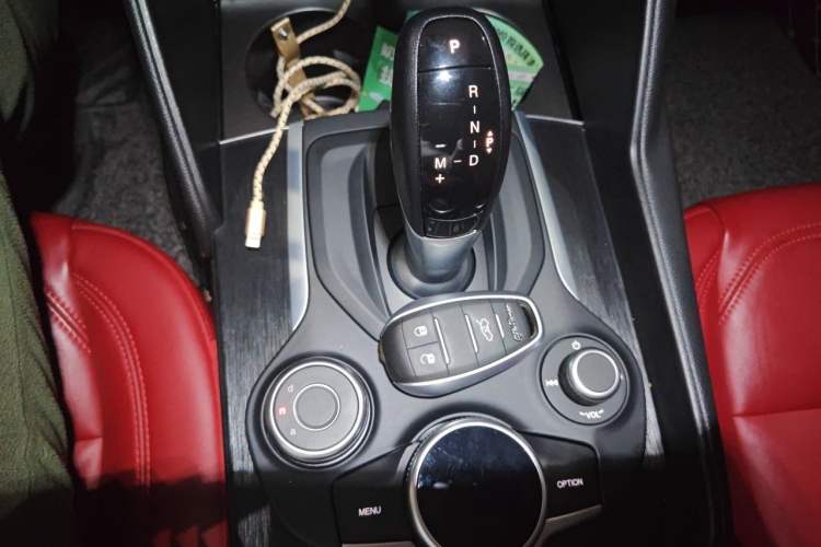 Used Alfa Romeo Giulia 2019 2.0T 280HP Black Package Limited Edition Gear Lever