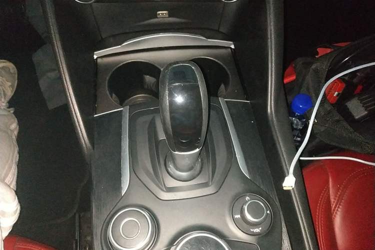 Used Alfa Romeo Giulia 2019 2.0T 280HP Luxury Edition Gear Lever