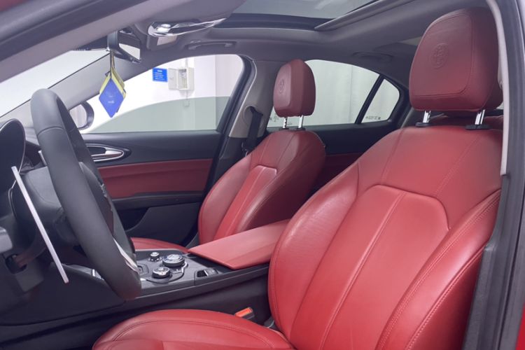 Used Alfa Romeo Giulia 2019 2.0T 280HP Luxury Edition Interior 1