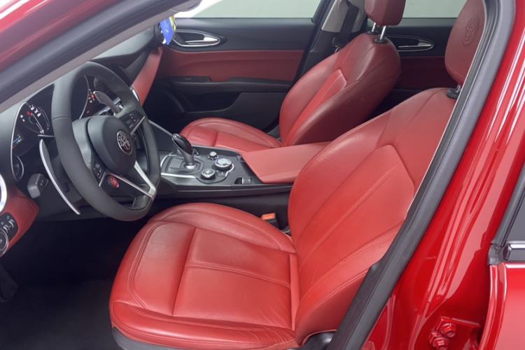 Used Alfa Romeo Giulia 2019 2.0T 280HP Luxury Edition Interior 3