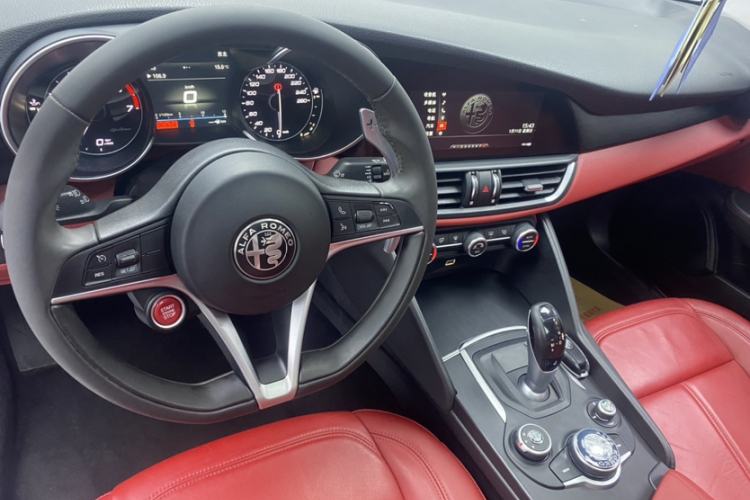 Used Alfa Romeo Giulia 2019 2.0T 280HP Luxury Edition Interior 4