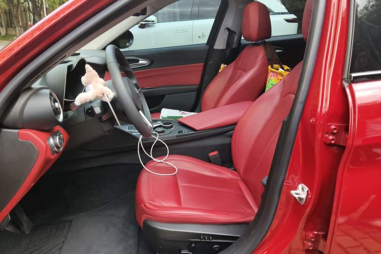 Used Alfa Romeo Giulia 2019 2.0T 280HP Black Package Limited Edition Left Front Seat