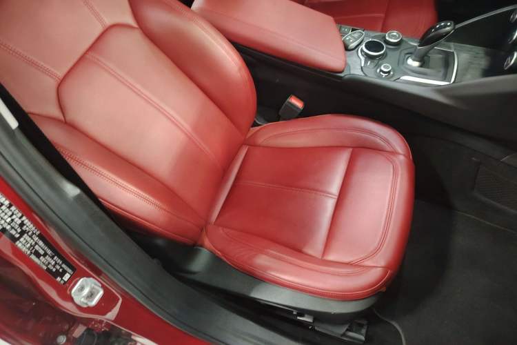 Used Alfa Romeo Giulia 2019 2.0T 280HP Luxury Edition Right Front Seat