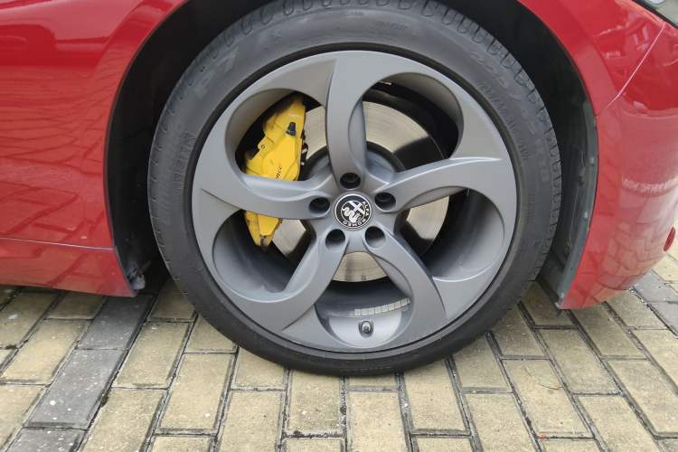 Used Alfa Romeo Giulia 2019 2.0T 280HP Black Package Limited Edition Right Front Wheel Hub