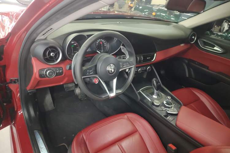 Used Alfa Romeo Giulia 2019 2.0T 280HP Luxury Edition Steering Wheel