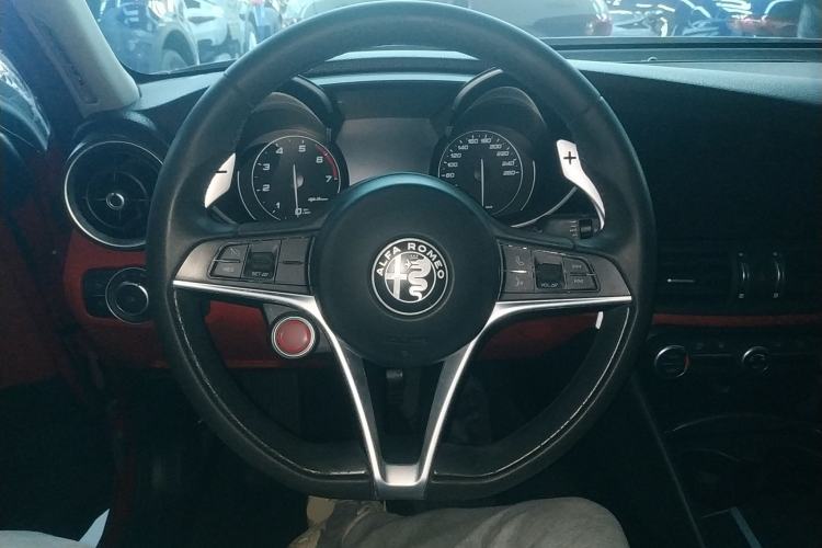 Used Alfa Romeo Giulia 2019 2.0T 280HP Luxury Edition Steering Wheel