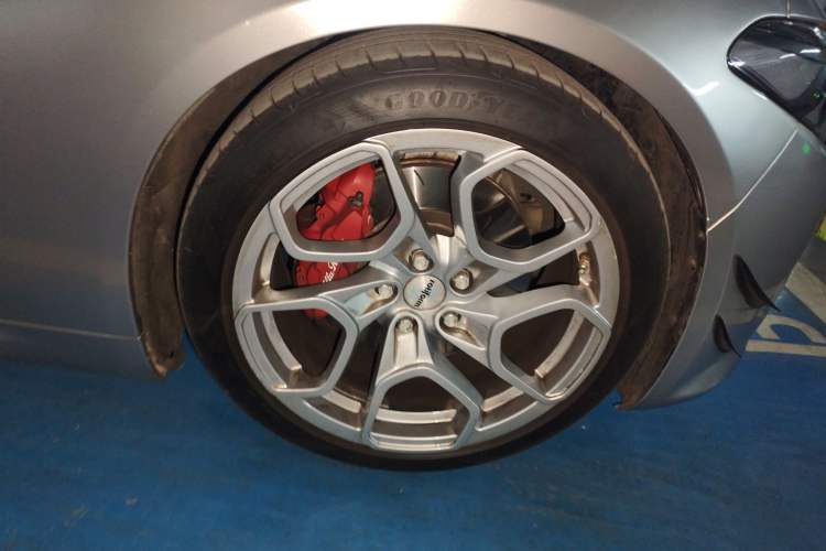 Used Alfa Romeo Giulia 2019 2.0T 280HP Black Package Limited Edition Right Front Wheel Hub