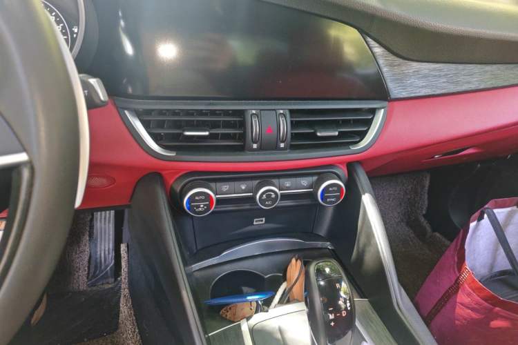 Used Alfa Romeo Giulia 2019 2.0T 280HP Luxury Edition Audio And AC Panel