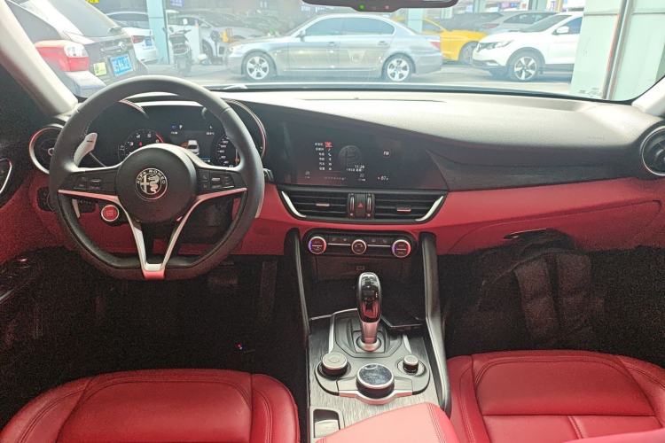 Used Alfa Romeo Giulia 2019 2.0T 280HP Luxury Edition Center Console