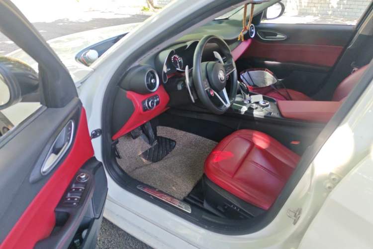 Used Alfa Romeo Giulia 2019 2.0T 280HP Luxury Edition Driver Seat