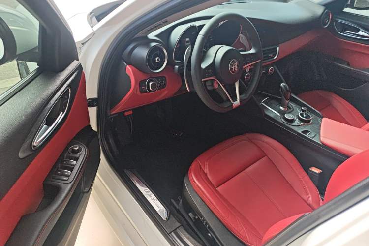 Used Alfa Romeo Giulia 2019 2.0T 280HP Luxury Edition Driver Seat