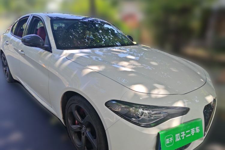 Used Alfa Romeo Giulia 2019 2.0T 280HP Luxury Edition Front Right 45 Deg