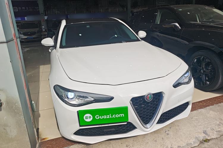 Used Alfa Romeo Giulia 2019 2.0T 280HP Luxury Edition Front Right 45 Deg