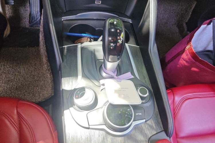 Used Alfa Romeo Giulia 2019 2.0T 280HP Luxury Edition Gear Lever