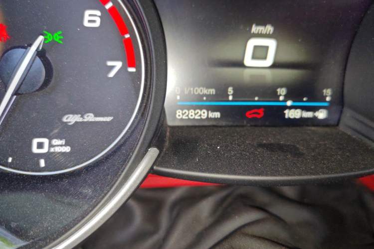 Used Alfa Romeo Giulia 2019 2.0T 280HP Luxury Edition Odometer Close Up