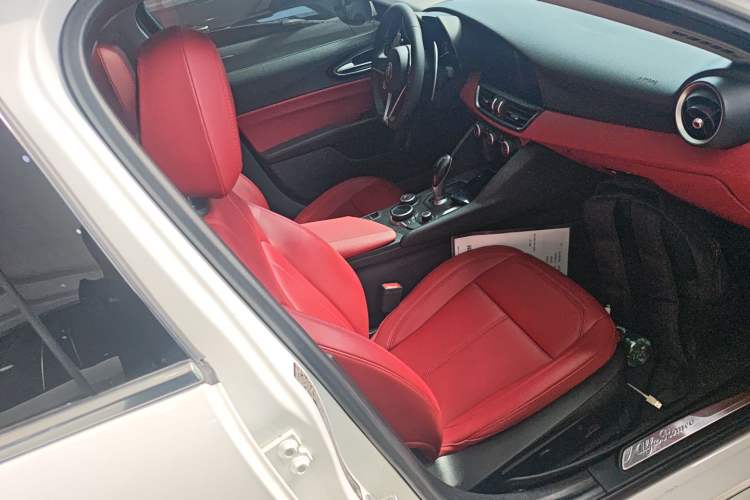 Used Alfa Romeo Giulia 2019 2.0T 280HP Luxury Edition Right Front Seat