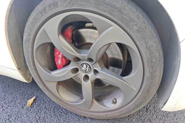 Used Alfa Romeo Giulia 2019 2.0T 280HP Luxury Edition Right Front Wheel Hub