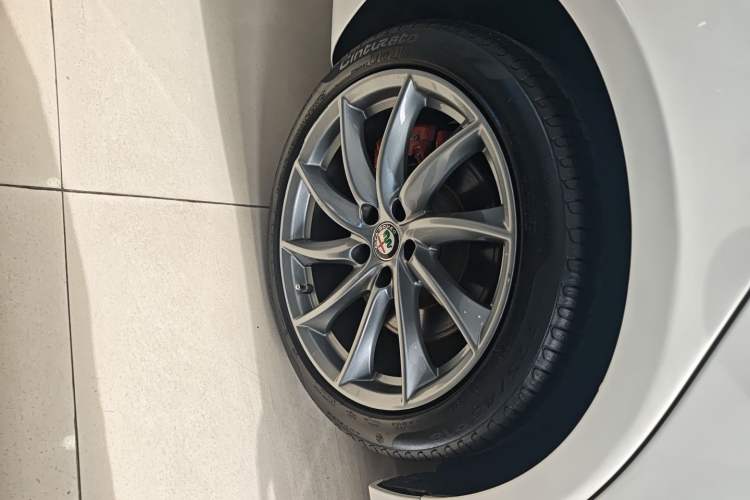 Used Alfa Romeo Giulia 2019 2.0T 280HP Luxury Edition Right Rear Wheel Hub