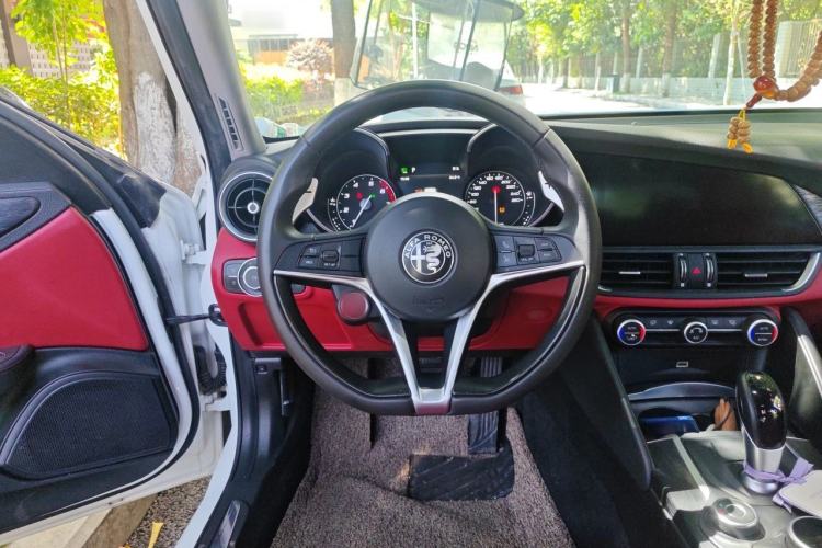 Used Alfa Romeo Giulia 2019 2.0T 280HP Luxury Edition Steering Wheel