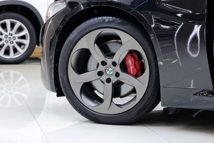 Used Alfa Romeo Giulia 2020 2.0T 280HP Track Edition Limited Release Exterior 9