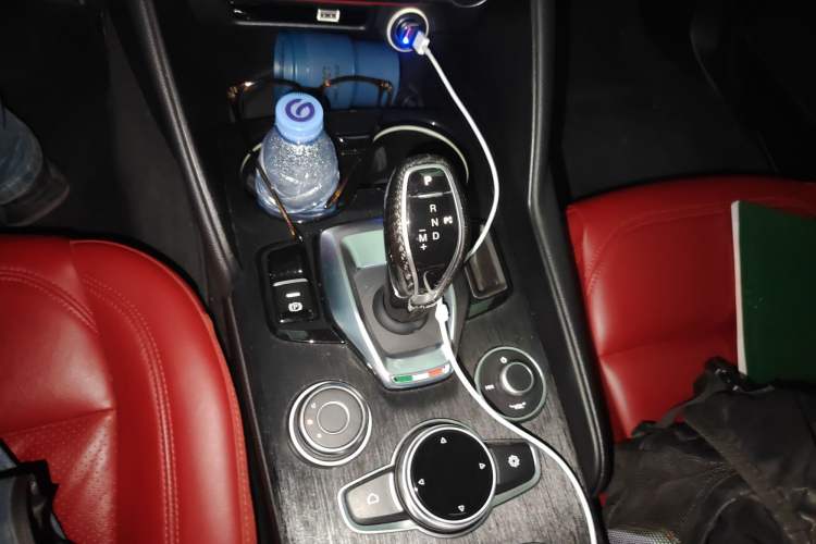 Used Alfa Romeo Giulia 2020 2.0T 280HP Track Edition Limited Release Gear Lever
