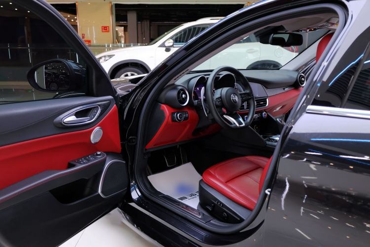 Used Alfa Romeo Giulia 2020 2.0T 280HP Track Edition Limited Release Interior 4