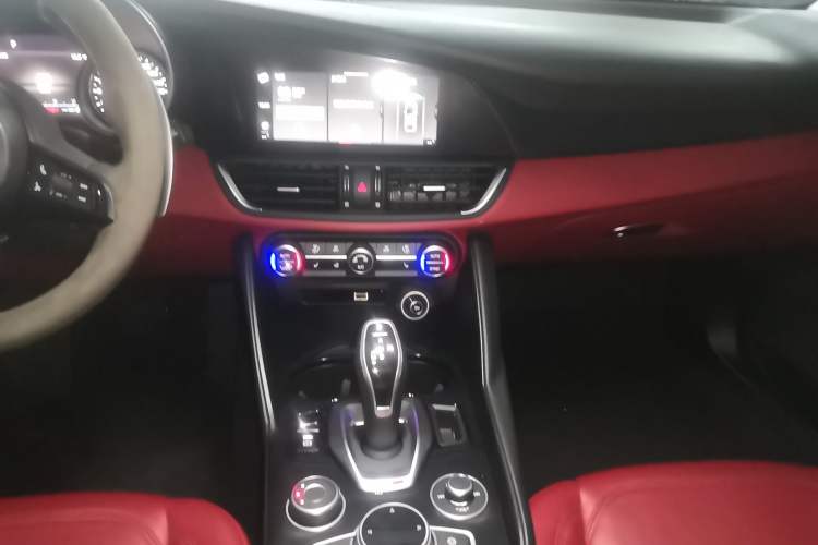 Used Alfa Romeo Giulia 2020 2.0T 280HP Luxury Edition Audio And AC Panel