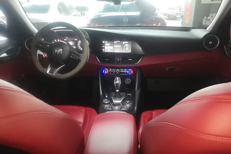Used Alfa Romeo Giulia 2020 2.0T 280HP Luxury Edition Center Console