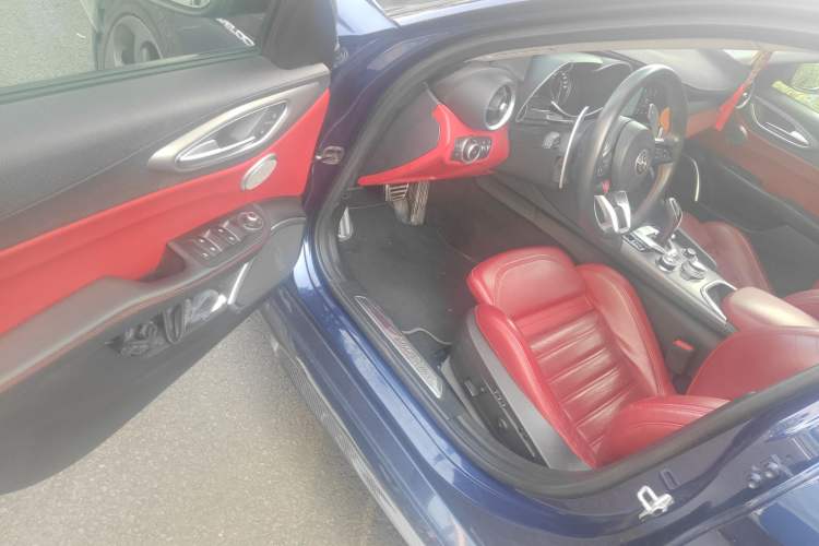 Used Alfa Romeo Giulia 2020 2.0T 280HP Luxury Sports Edition Driver Seat