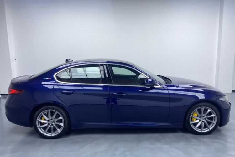 Used Alfa Romeo Giulia 2020 2.0T 280HP Luxury Edition Exterior 2