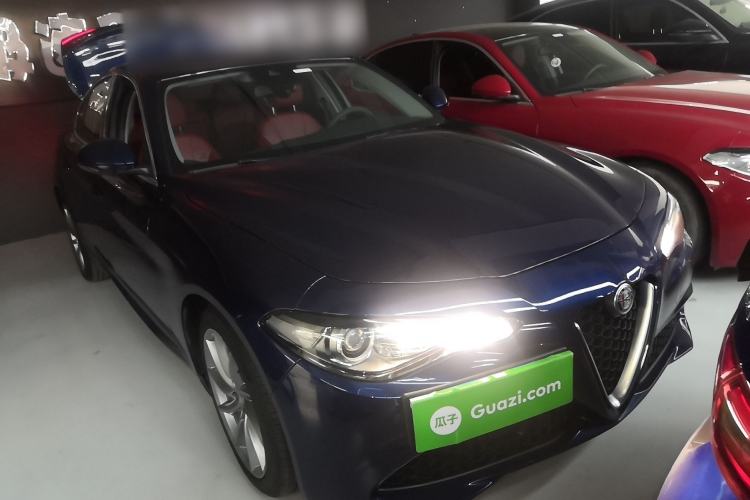 Used Alfa Romeo Giulia 2020 2.0T 280HP Luxury Edition Front Right 45 Deg