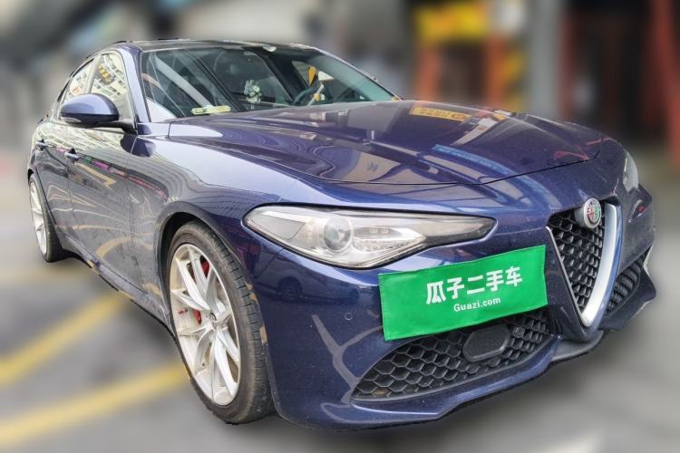 Used Alfa Romeo Giulia 2020 2.0T 280HP Luxury Sports Edition Front Right 45 Deg
