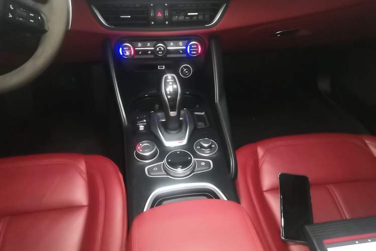 Used Alfa Romeo Giulia 2020 2.0T 280HP Luxury Edition Gear Lever