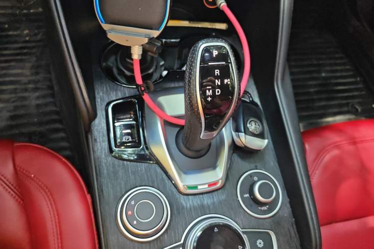 Used Alfa Romeo Giulia 2020 2.0T 280HP Luxury Edition Gear Lever