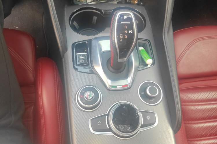 Used Alfa Romeo Giulia 2020 2.0T 280HP Luxury Sports Edition Gear Lever