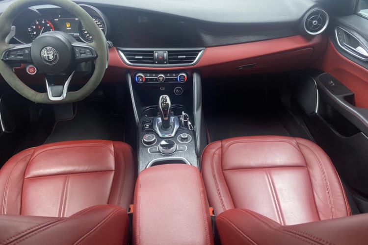 Used Alfa Romeo Giulia 2020 2.0T 280HP Luxury Edition Interior 1