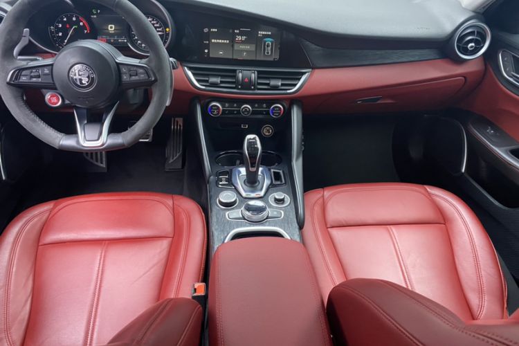 Used Alfa Romeo Giulia 2020 2.0T 280HP Luxury Edition Interior 2