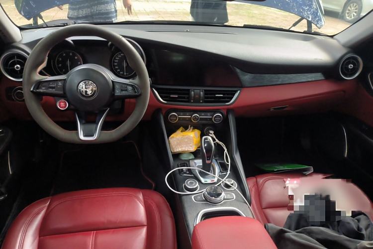 Used Alfa Romeo Giulia 2020 2.0T 280HP Luxury Edition Interior 2