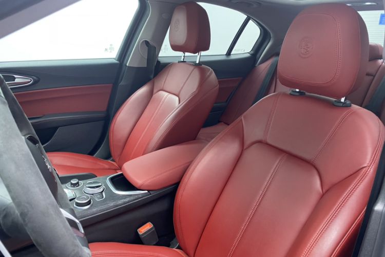 Used Alfa Romeo Giulia 2020 2.0T 280HP Luxury Edition Interior 5