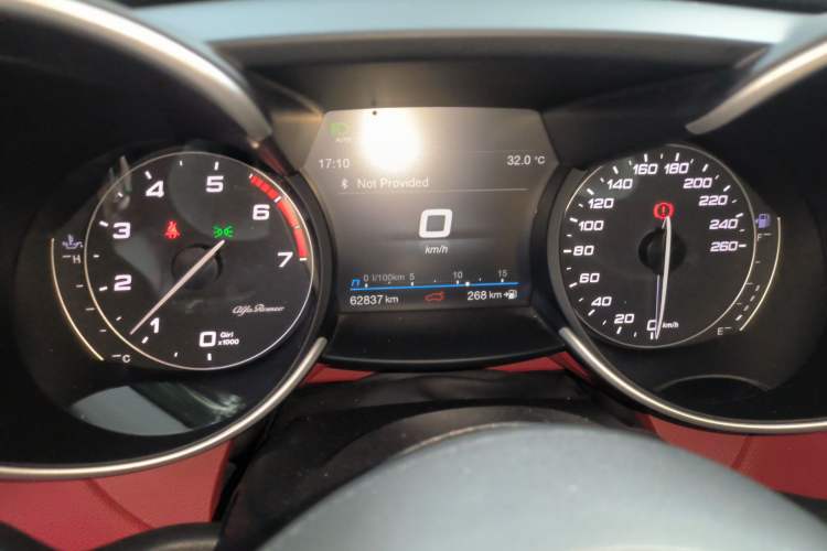 Used Alfa Romeo Giulia 2020 2.0T 280HP Luxury Edition Odometer Close Up