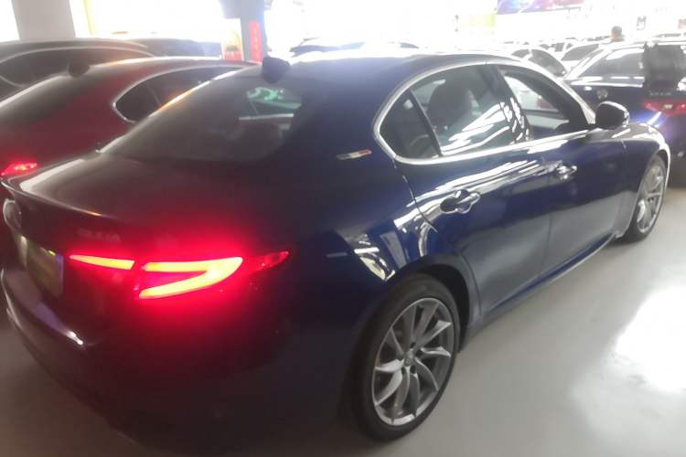 Used Alfa Romeo Giulia 2020 2.0T 280HP Luxury Edition Rear Right 45 Deg