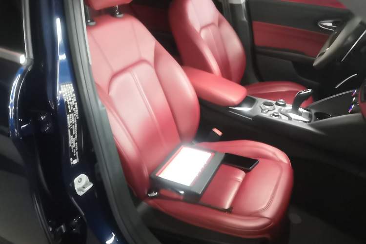 Used Alfa Romeo Giulia 2020 2.0T 280HP Luxury Edition Right Front Seat